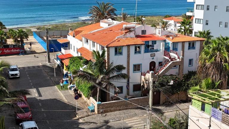 Pensão Alcinda Bettencourt 50 meters to the Beachfront - B&B Santa Maria