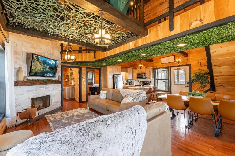 Sunset Ridge cabin 21 miles from Chatt TN Indoor pool & hot tub - Bed and Breakfast Bryant