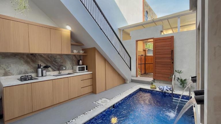 Villa Sadewa Kuta - 2BR with Pool in Good Location - B&B Legian