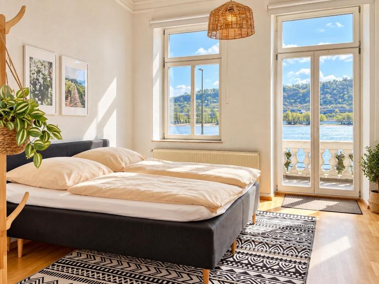 Rhine View Stay by the Drosselgasse! - B&B Rüdesheim am Rhein
