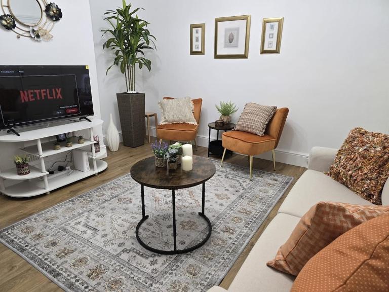Beautiful 4 bed, 2 showers, sleeps 8 - Ferienwohnung Crewe