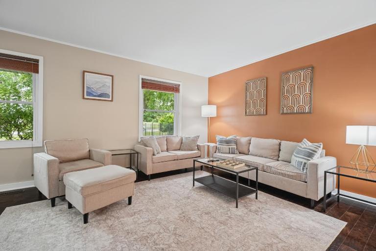 Family & Work-Friendly 3BD w Fire Pit - U of I 1M - B&B Champaign