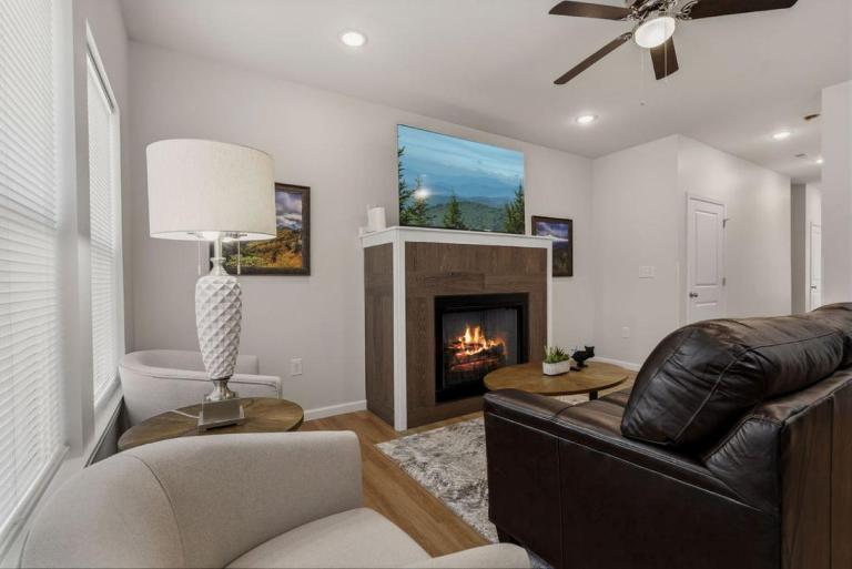 Happy Hideaway Modern 3BD Close to Town Game Room Hot Tub - Chambres d'hôtes Sevierville