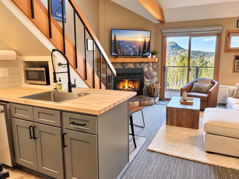 Ski-In/Ski-Out 1BR+Loft | Moose Mtn Views | Pool - B&B Lutsen