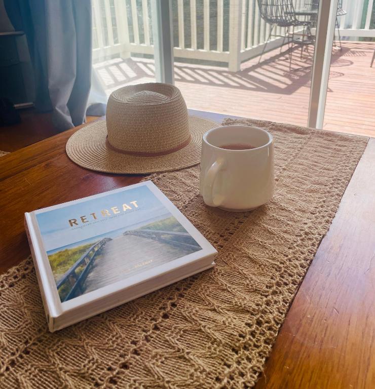 Phillip Island Beach House - Walk to Beach - Cowes - Pet Friendly - Bed and Breakfast Cowes