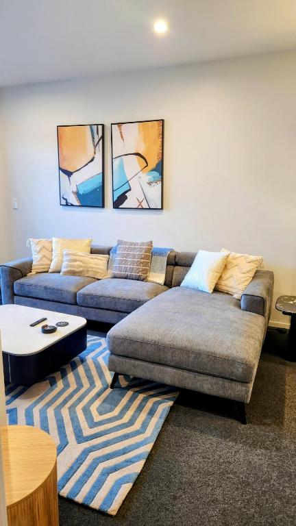 Modern and stylish living in the Heart of Newmarket with secure parking - B&B Auckland