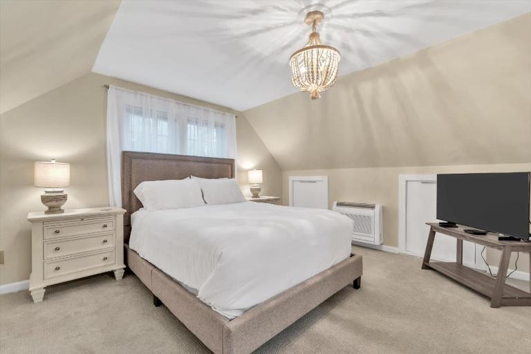 Family-Friendly Home Near Beach with Fenced Yard , Fire Pit, Three Bedroom Plus Office make for Four Unique Sleeping Spaces, Pocasset Home Perfect for Families, Host up to 7, 24 Hr Hospitality - B&B Bourne