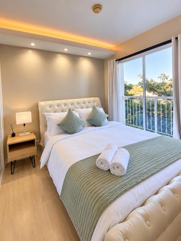 Modern Oasis 2BR Netflix and Pool - Chambres d'hôtes Manille