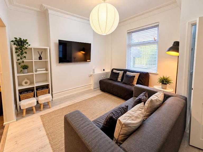 Cosy Manchester Home Sleeps 7 Close to City Centre - B&B Manchester