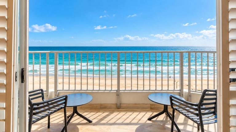 Oceanfront Hamptons 2BR Escape - B&B Gold Coast