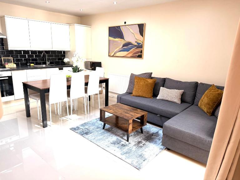 Westferry Deluxe Three-Bedroom Apartment with Patio - B&B London