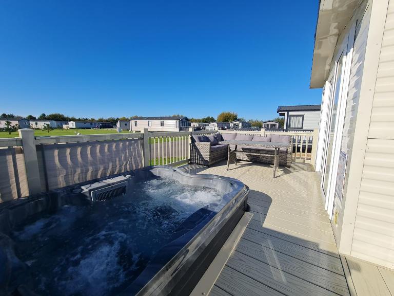 Violet Luxury Hot Tub Caravan - theluxurycaravan - PW177 Grange Leisure Park - B&B Mablethorpe