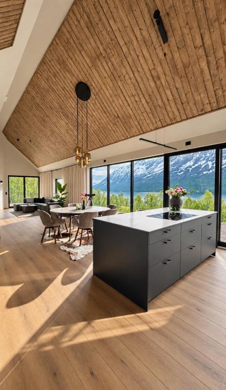 LyNora Lodge - A private fjord retreat - B&B Indre Ravelseidet