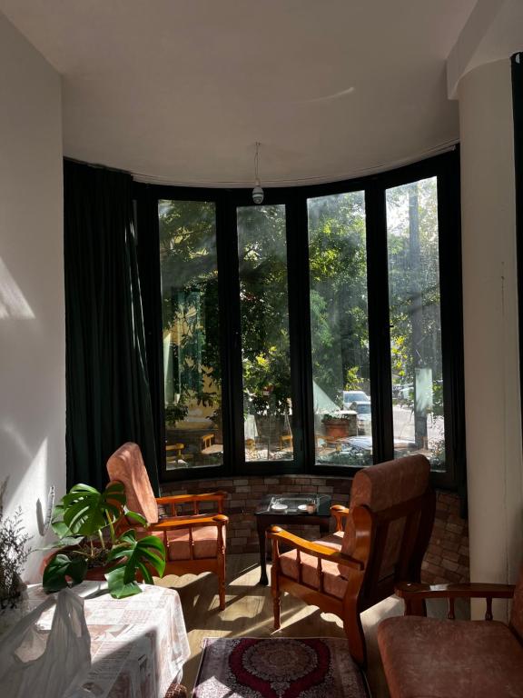 Friends And Books- Miq dhe Libra - B&B Peshkopi
