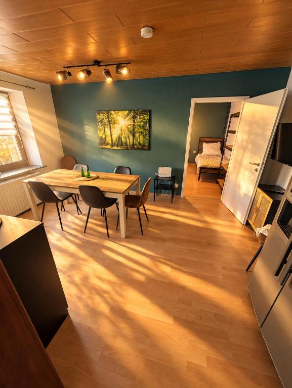 Parkside - 24h Self Check - in - bis 7 Personen - Nähe Saarlouis - Wifi - Parken - ganze Haus - B&B Ensdorf