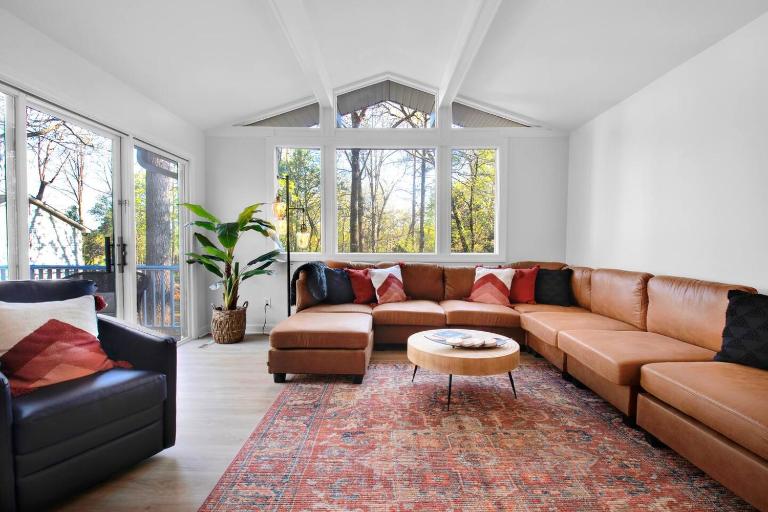 Cozy Retreat near Paris Mtn State Park Sleeps 12 - B&B Greenville