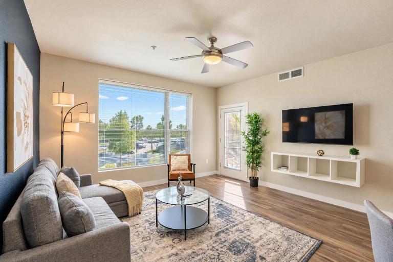 Posh 2BD - Gym, Pool, Parking, W-D - Sleeps 8 - B&B Tempe
