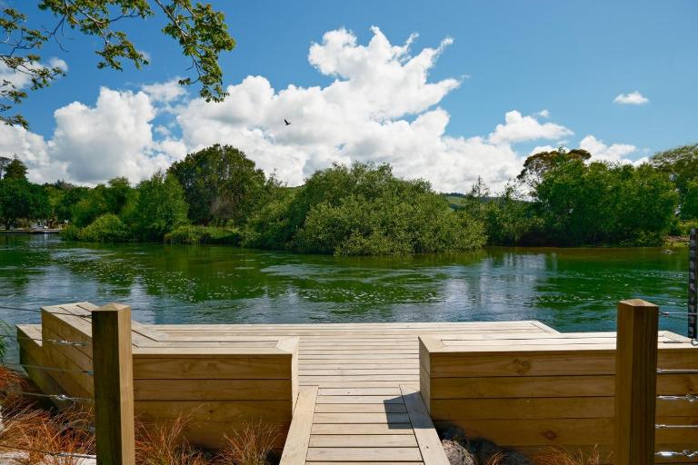 Te Puaha Lodge | River & Lakefront Retreat - B&B Rotorua
