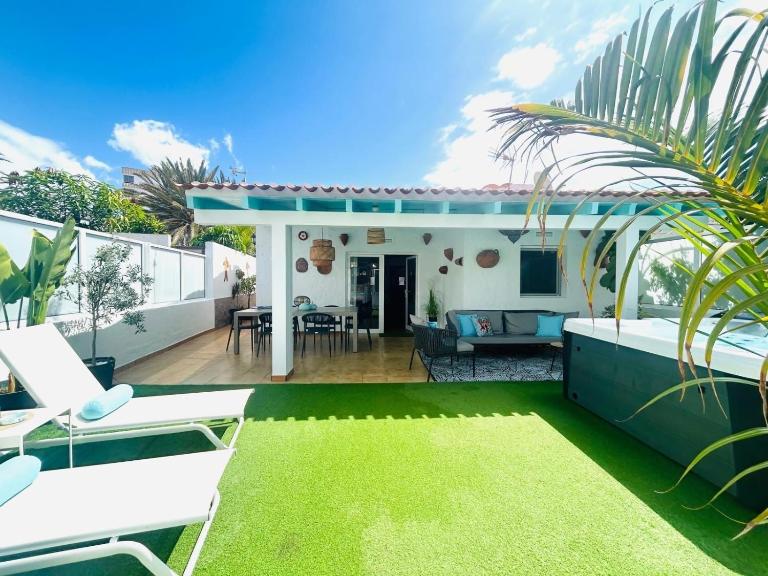 Oasis Beach Home I with private jacuzzi - B&B Playa del Ingles