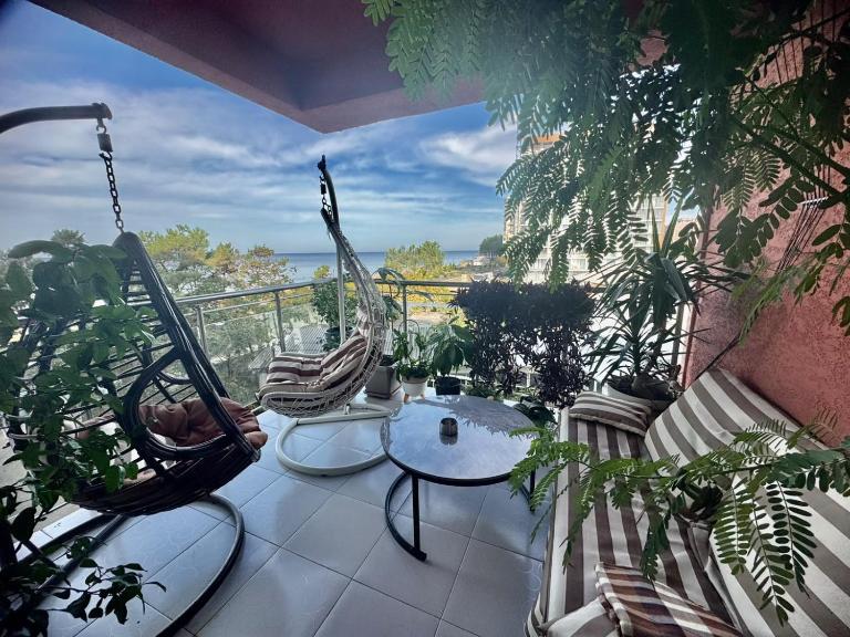 Cozy Beachside Flat - B&B Kobuleti