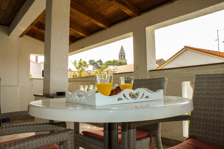 Roko Apartments - Bed and Breakfast Biograd na Moru