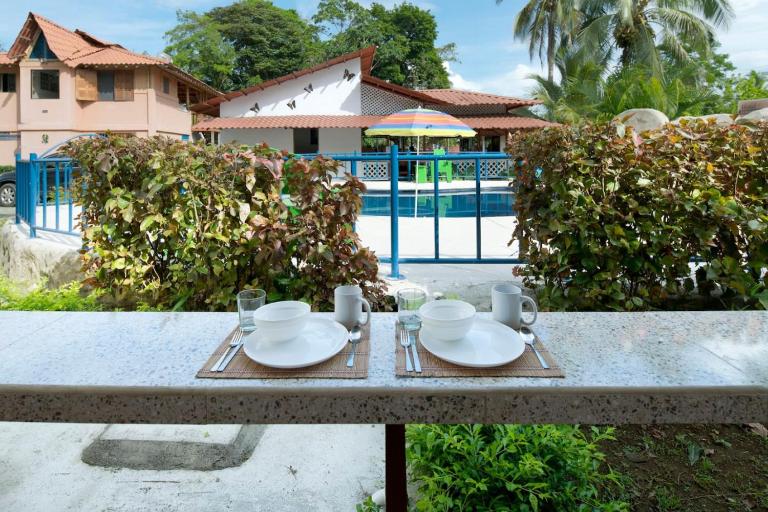 Poolside, 2BR Home, Walk to Beach and Dining - Chambres d'hôtes Manzanillo