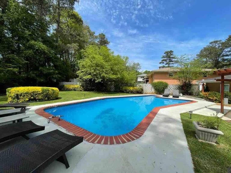 Atlanta Private Pool Retreat 5BR Home Sleeps 14 - B&B Decatur