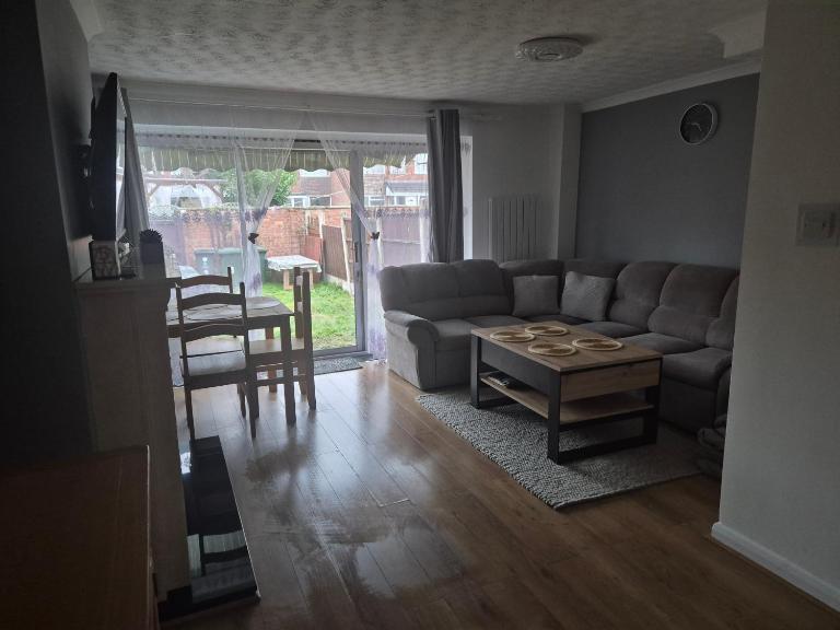 3 bed house in Walsall, perfect for contractors & leisure & free parking - Chambres d'hôtes Walsall