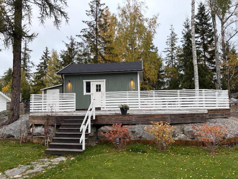 Cozy Private Cottage Near Lake Mälaren Västerås - Ferienwohnung Västerås