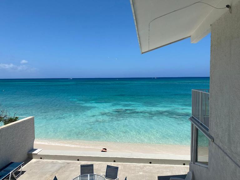 Enjoy Sunsets at Fully Equipped Condo at the Beach - Ferienwohnung George Town