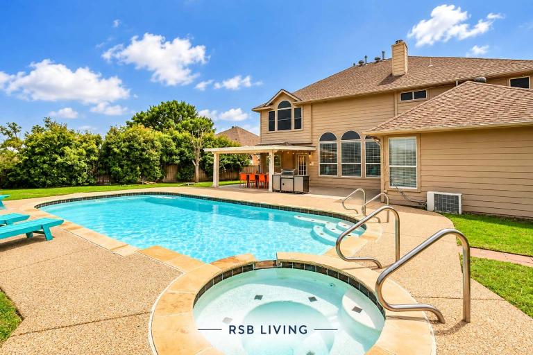 Luxury 6BR Retreat Pool Hot Tub Cinema & Game Room - B&B Haltom City