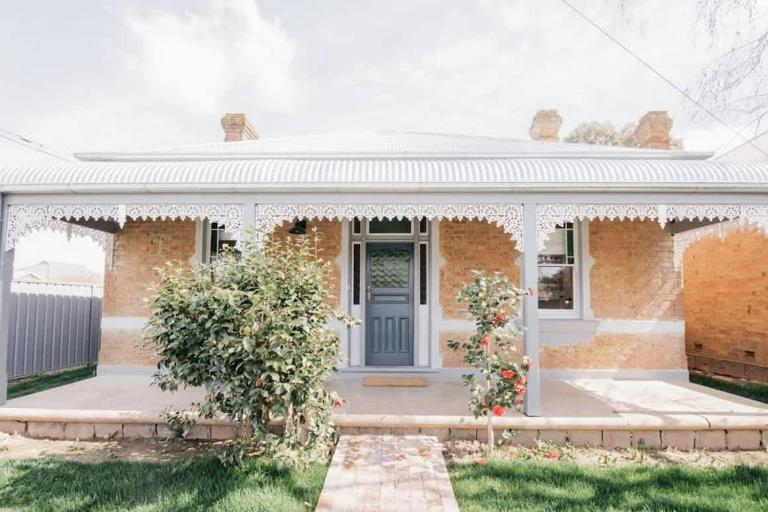 Dimby Cottage Beautifully Restored Heritage Home - B&B Orange