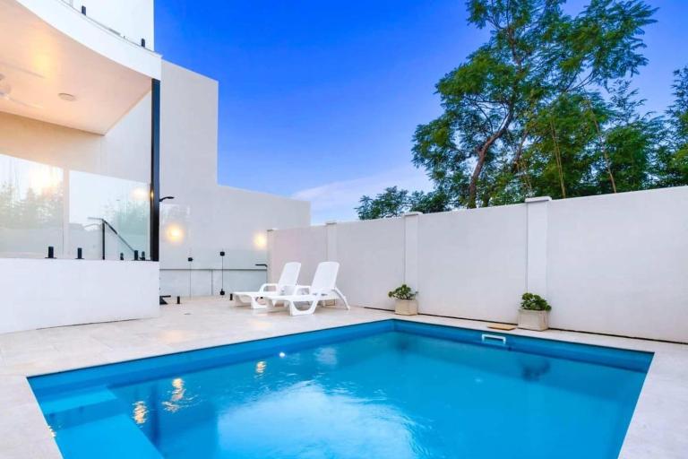Heights of Luxury - Elite Contemporary Entertainer - B&B Wog Wog