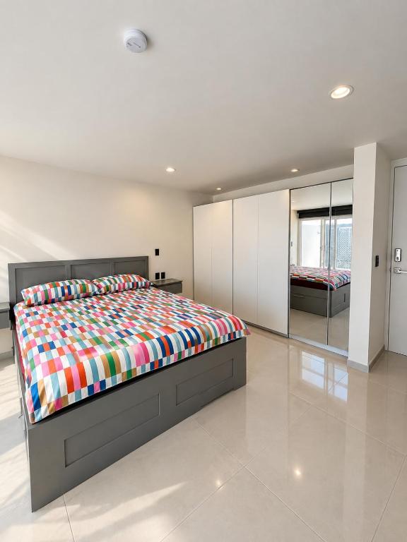 Bonita casa de 2 habitaciones con terraza en casa Oasis Malvas cerca de Plaza Patria - Totalmente adaptado y accesible - Espacio compartido - B&B Guadalajara
