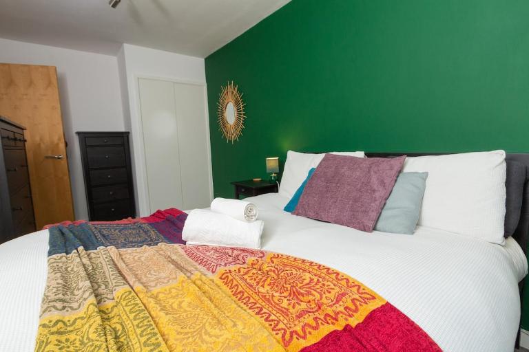 Modern Retreat - 2BD Apt with Lush Greenery at Sheffield - B&B Sheffield