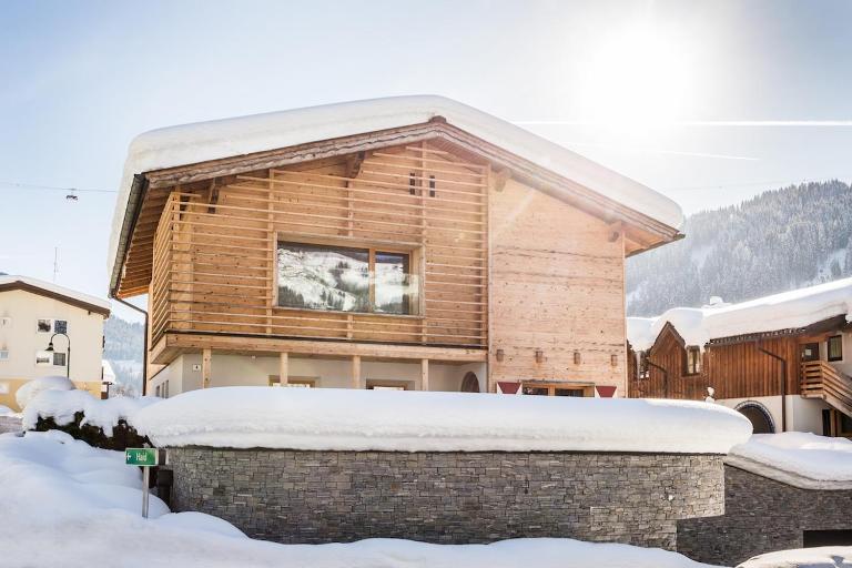 Flachau Retreat, Spacious Apartment with Mountain Views and Parking - Bed and Breakfast Flachau