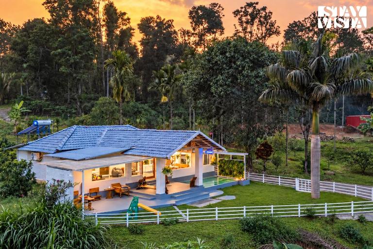 StayVista's Kailaasa - 2BHK Pet-Friendly Villa with Plunge Pool - Chambres d'hôtes Suntikoppa