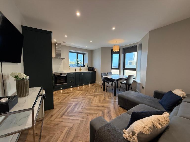 Stylish 2BR Retreat - Central Portrush - Sleeps 6 - B&B Portrush