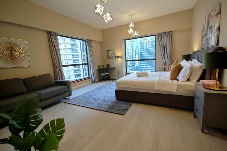 Fully Renovated, Spacious Luxury 5BR + Maid’s Room - Bed and Breakfast Dubai