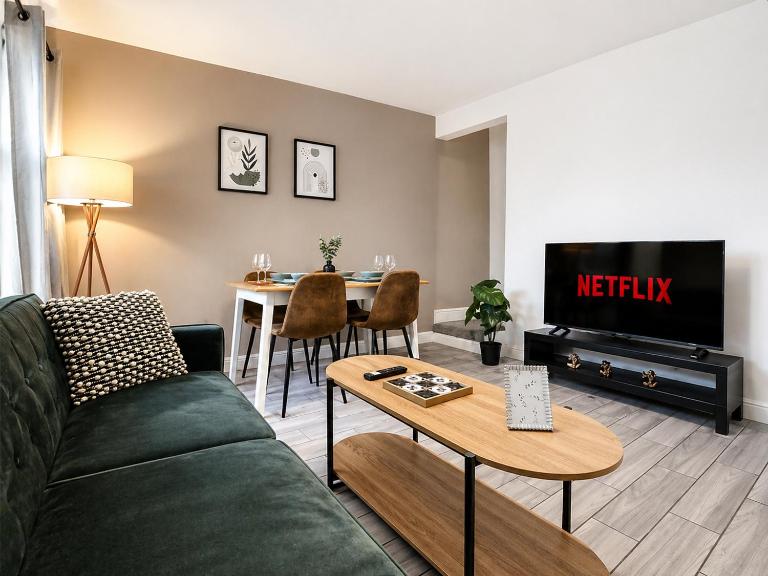 5-Bed 3 Bath Perfect for Groups & Contractors - Bed and Breakfast Wolverhampton