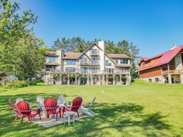 Walk to Wisp Flat Lakefront Fire Pit and Huge Dock - Ferienwohnung McHenry