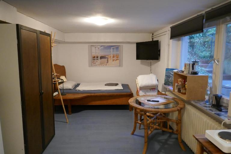 Einzelzimmer im Souterrain, eigener Eingang, mit privater Dusche und WC - Bed and Breakfast Karlsruhe