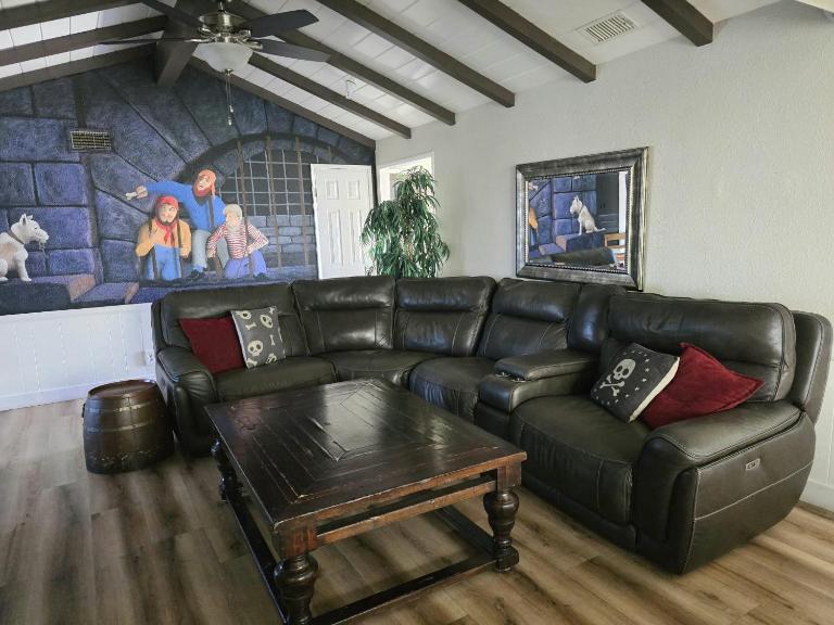 F-29 The Pirates Cove - B&B Anaheim
