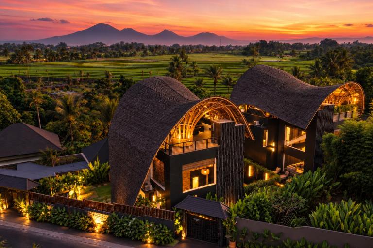 Sunset Palms Bamboo Luxury Villas - B&B Tambakboyo