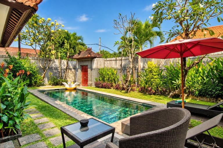 Taman pangeran villa in Seminyak, 2BR large pool, tropical garden in a Prime Location ! - B&B Seminyak