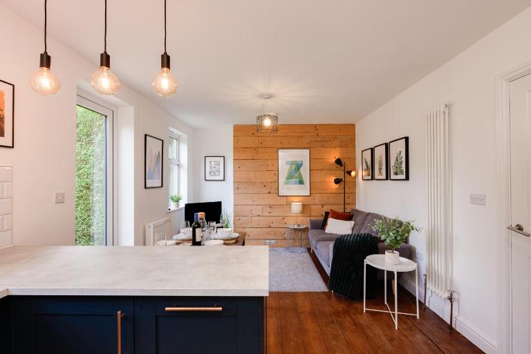 NEW Lovely-4Bed-2Bath-Parking-By FabAccommodation - Bed and Breakfast Bristol