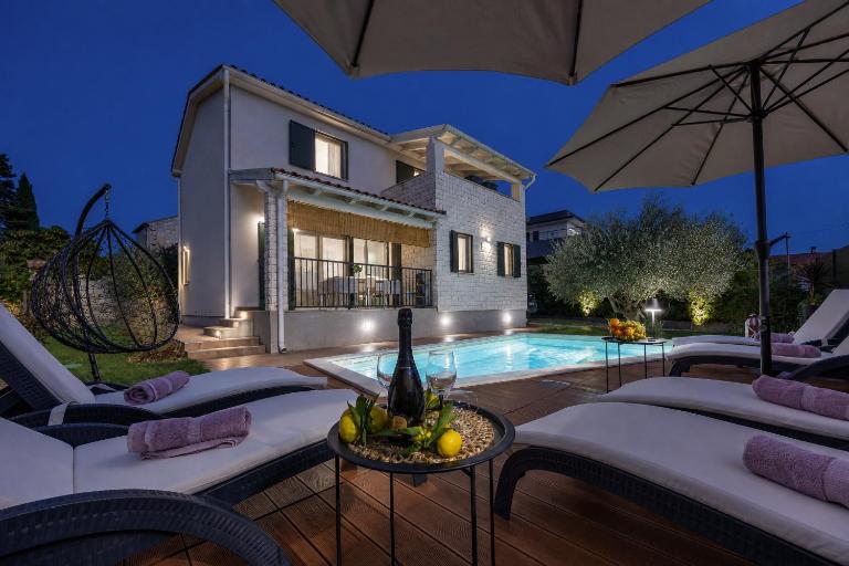 Villa Laura Krnica near Pula for 8 people - pet friendly with children playground - Chambres d'hôtes Krnica