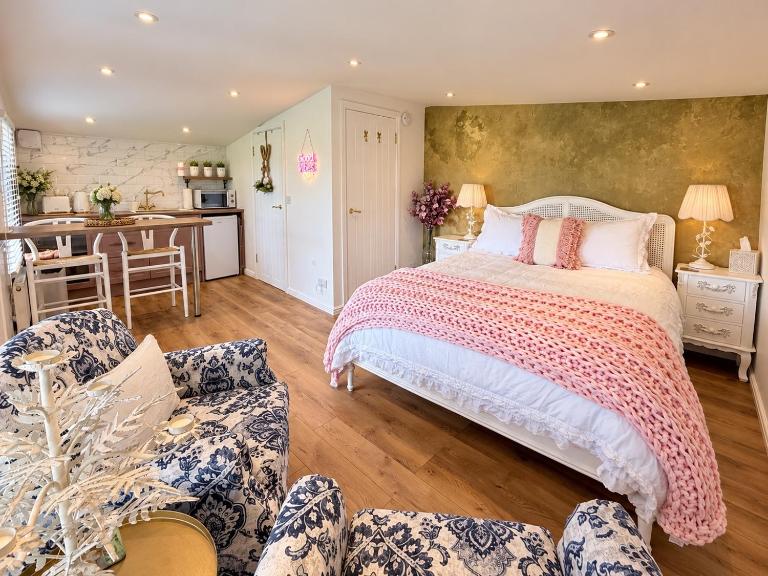 Wild Meadow Cottage - Countryside Views and King Bed - B&B Maybole