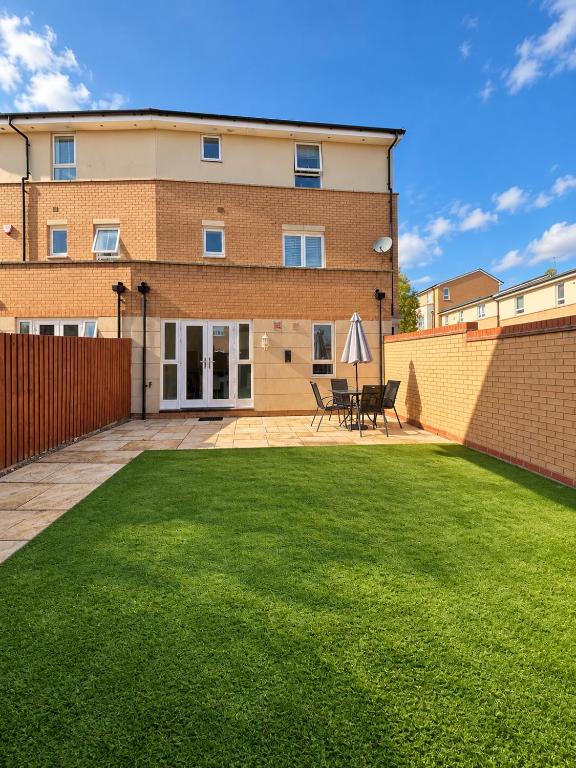 NORTHAMPTON PREMIUM LIVING, Spacious 4 Bedroom House, Sleeps 9, SUPER KING BEDS, Private Parking, Near SIXFIELDS & M1 - Chambres d'hôtes Northampton