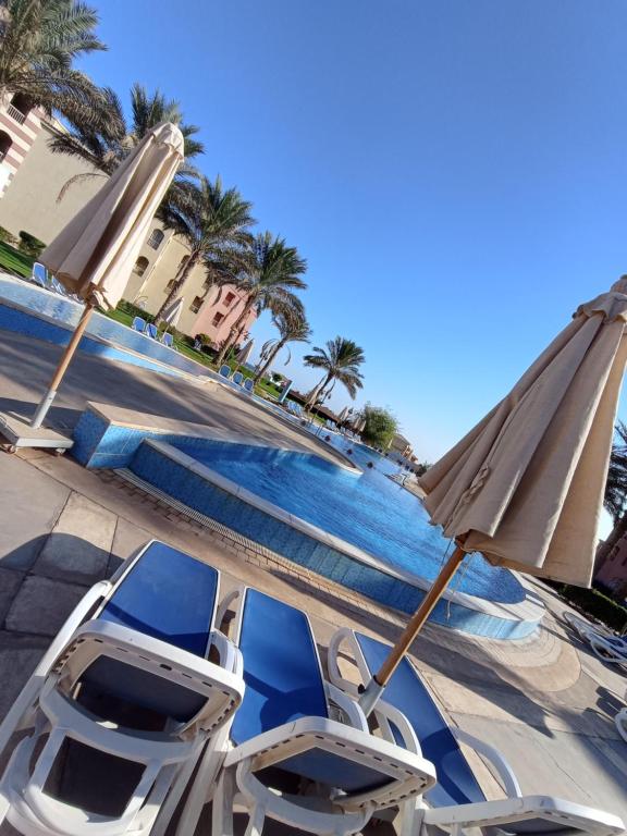 Porto South Beach, Sea & Pool View - شاليهات مودرن دور اول و دور ارضي عائلات أوشباب فوق 27 سنه ممنوع الكابلز - B&B Al ‘Ayn as Sukhnah